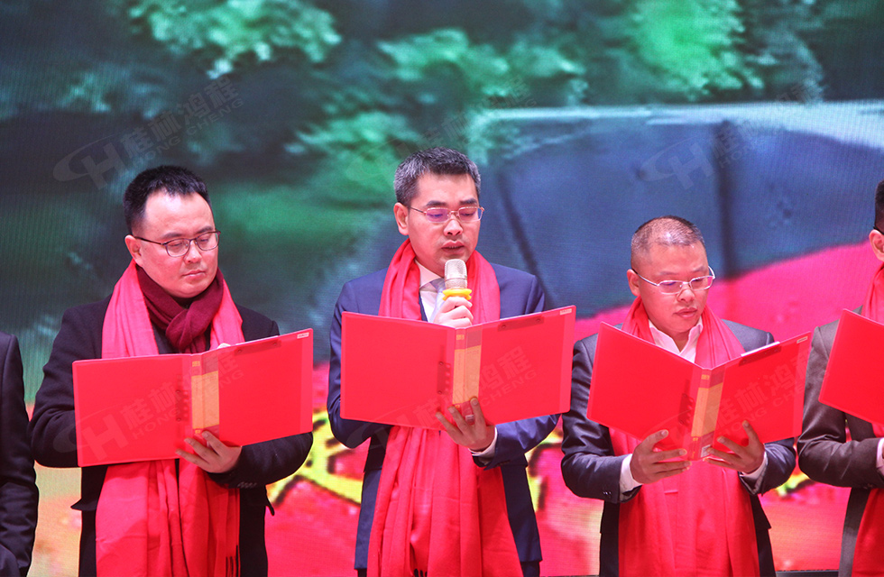 金牛辭舊歲，猛虎迎春來。搭著歡樂的時光列車，我們一起歡送碩果累累的2021年，迎來了嶄新的2022年。1月26日，我們歡聚一堂，在歡聲笑語、載歌載舞中迎接新春，“立足新鴻程開創(chuàng)新局面”桂林鴻程2021年年終總結表彰會由此開始！