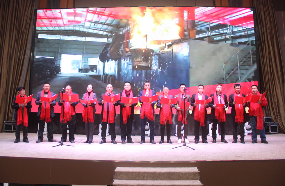 金牛辭舊歲，猛虎迎春來。搭著歡樂的時光列車，我們一起歡送碩果累累的2021年，迎來了嶄新的2022年。1月26日，我們歡聚一堂，在歡聲笑語、載歌載舞中迎接新春，“立足新鴻程開創(chuàng)新局面”桂林鴻程2021年年終總結表彰會由此開始！