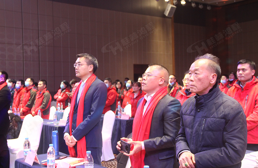 金牛辭舊歲，猛虎迎春來。搭著歡樂的時光列車，我們一起歡送碩果累累的2021年，迎來了嶄新的2022年。1月26日，我們歡聚一堂，在歡聲笑語、載歌載舞中迎接新春，“立足新鴻程開創(chuàng)新局面”桂林鴻程2021年年終總結表彰會由此開始！