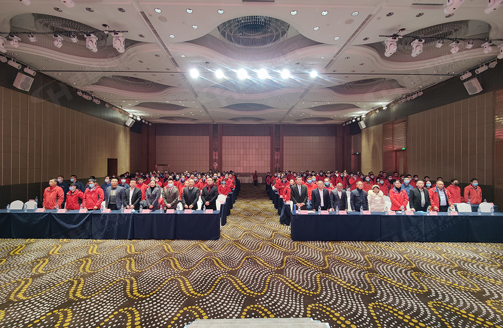 金牛辭舊歲，猛虎迎春來。搭著歡樂的時光列車，我們一起歡送碩果累累的2021年，迎來了嶄新的2022年。1月26日，我們歡聚一堂，在歡聲笑語、載歌載舞中迎接新春，“立足新鴻程開創(chuàng)新局面”桂林鴻程2021年年終總結表彰會由此開始！