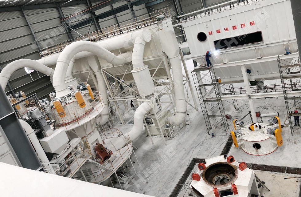 桂林鴻程兩條HLMX1300超細立磨生產線有序安裝中