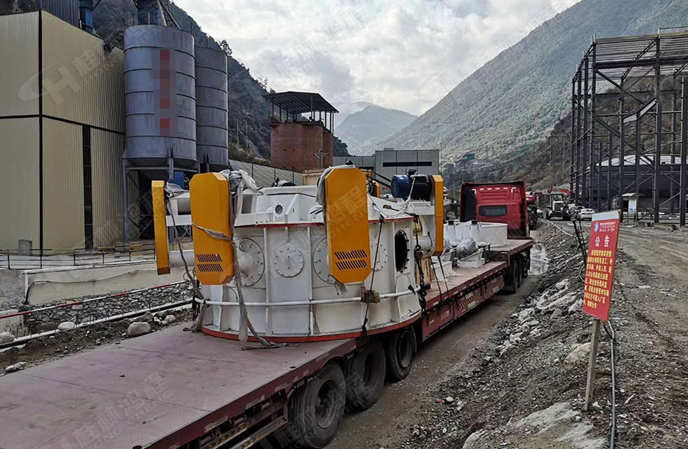 桂林鴻程董事長容棟國、總經理林總親臨磨機安裝現場指導工作