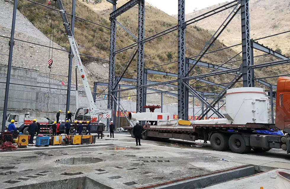 桂林鴻程董事長容棟國、總經理林總親臨磨機安裝現場指導工作